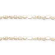 Imperfecte zoetwaterparels nugget ovaal 9x7-8mm Natural white