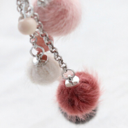Inspiratiesets Faux fur pompom kralen en bedels in zachte kleuren!