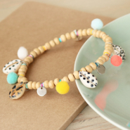 Kralen / bedels Bekijk ook eens ons ruime assortiment pompom bedels en kralen! 