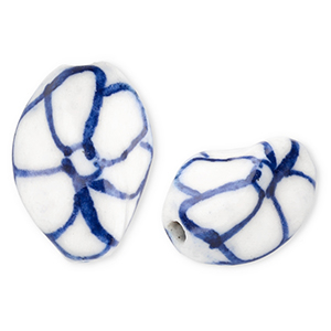 Kralen keramiek twisted met bloem Off white-Delft blue