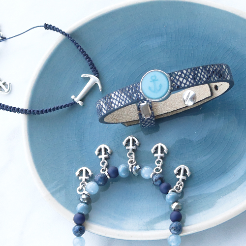 Armbanden en ringen met ankers in blauwe tinten