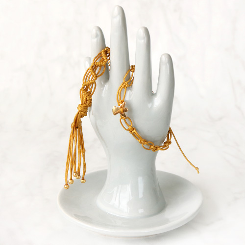 Vrolijke armbandjes met nieuw macram&eacute; draad: perfect voor het najaar!