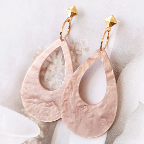 Moderne statement oorbellen met resin hangers