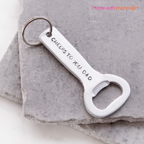 Maak trendy sleutelhangers met een nieuwe collectie ImpressArt en leren hangers