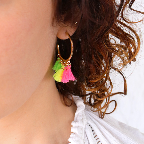 Vrolijke enkelbandjes, armbandjes en zonnebrilkoord met kwastjes voor de zomer