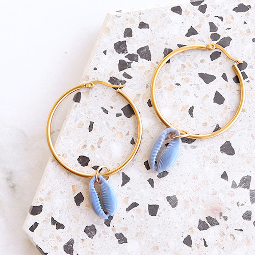 Maak kleurrijke sieraden met kauri schelpjes en zo draag je zomerse haaraccessoires: