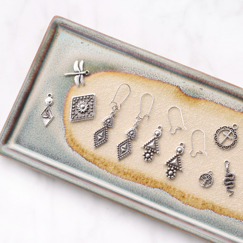 Sleutelhangers en sieraden van DQ metaal met een zomerse look 