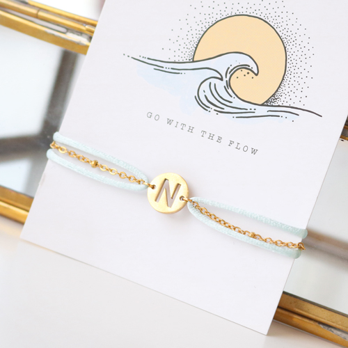 Zo maak je de allerleukste initial armbandjes met satijn draad: