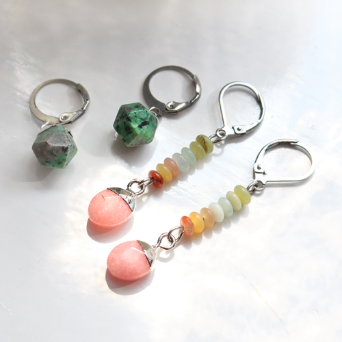 Get inspired: met natuursteen hangers kun je deze oorbellen maken