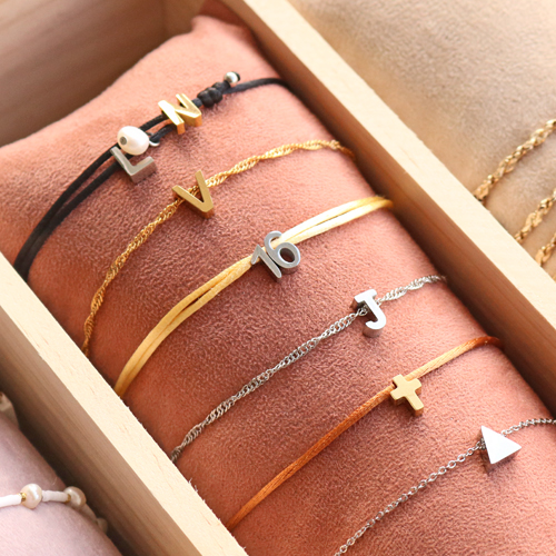 Zo maak je gepersonaliseerde sieraden met de nieuwe stainless steel initials kralen: