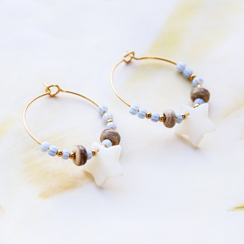 Ontwerp sieraden met een zomerse look met nieuwe schelp bedels 