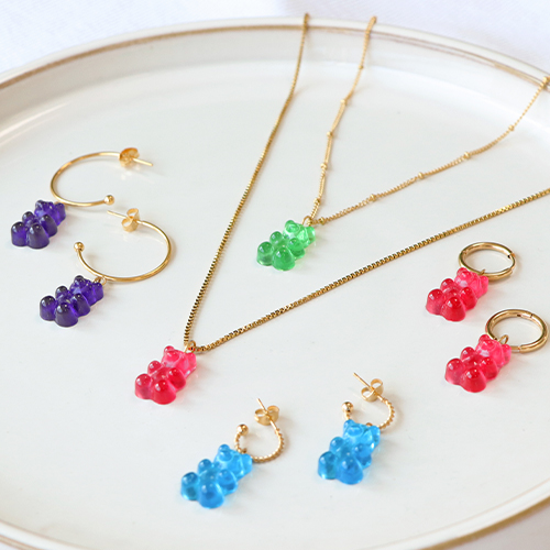 Inspiratie voor het maken van kleurrijke sieraden met gummy bear hangers
