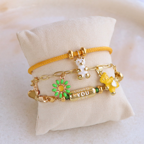 Eyecatching sieraden met brass metalen bedels en kralen