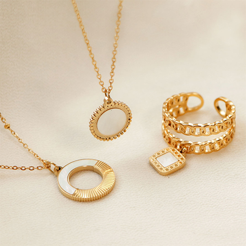 Zo verwerk je stainless steel bedels in je collectie