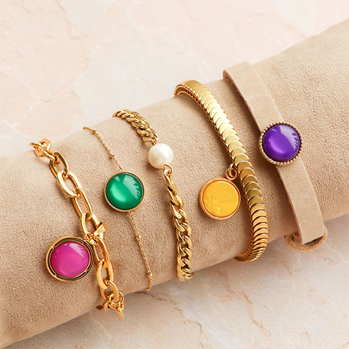 Armbanden en bijpassende oorbellen met cabochons