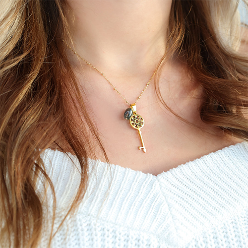 Ontwerp oorbellen en kettingen met bedels sleutel