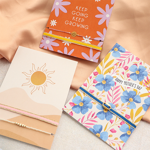 Kleurrijke linten  en eigen design sieradenkaartjes