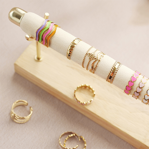 Gevulde sieraden displays met diverse ringen