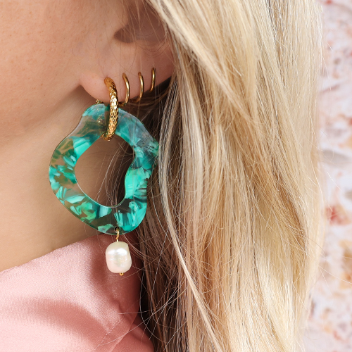 Zo ontwerp je zomerse oorbellen met resin hangers eigen designs