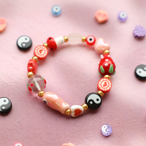 Get inspired! Kralen armbandjes maken met een vrolijke twist.