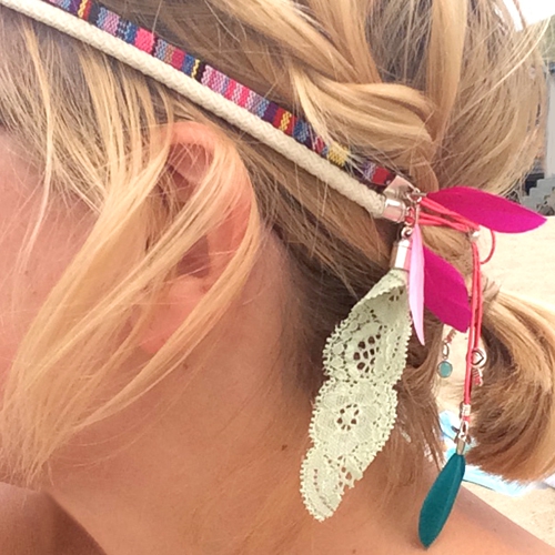 Trendy beach haarbandjes met veertjes en bedels