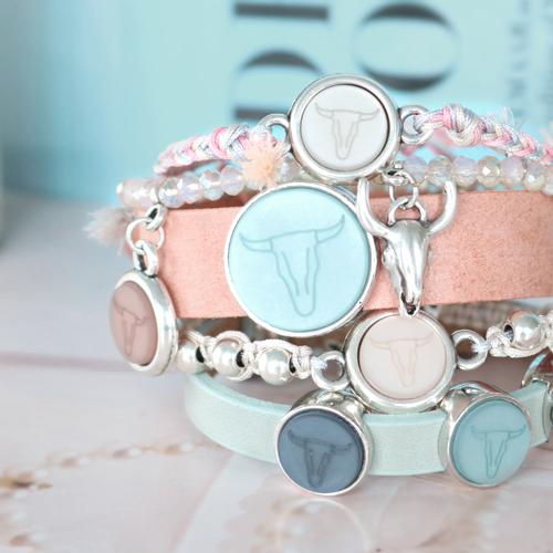 Sieraden van Cuoio & Polaris Elements cabochons met buffelkop print