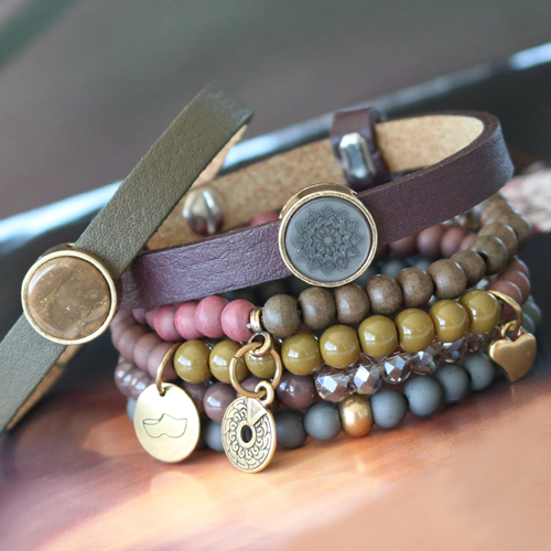 Schitterende sieraden met Cuoio, houten kralen, facetkralen en kralen van acryl