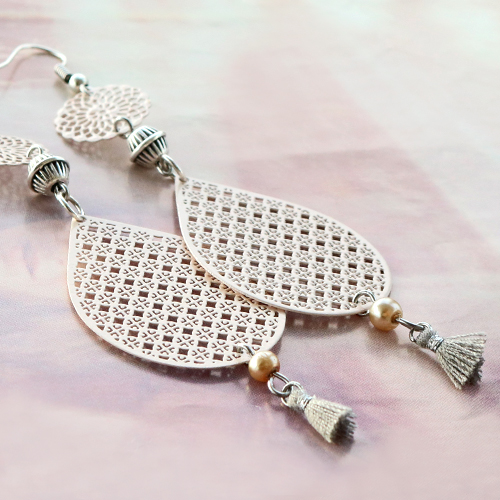 Onze schitterende boho hangers en tussenstukken zijn perfect om leuke sieraden te maken die perfect passen bij het voorjaar!