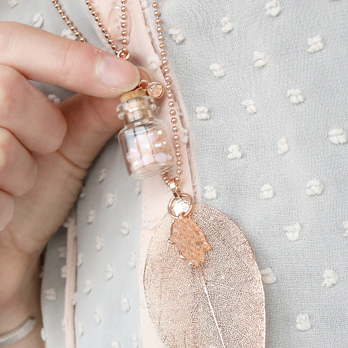 Musthave sieraden en accessoires met flesjes, kralen, blad bedels, portemonneetjes en sleutelhangers!