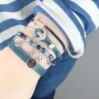 Armbanden en ringen met ankers in blauwe tinten