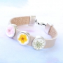 Armbanden en sleutelhangers met bedels en cabochons met echte bloemen en schelpen