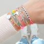 Armbandjes in felle kleurtjes met leuke zomerse bedels van RVS