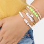  Deze toffe zomerse armbanden kun je maken met letterkralen en zodiac kralen: 