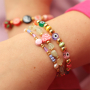 Get inspired! Kralen armbandjes maken met een vrolijke twist.