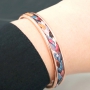 Deze hippe armbanden kunt u helemaal personaliseren door zelf te kiezen welk 5 of 10 mm plat leer of koord u gebruikt!