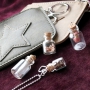Musthave sieraden en accessoires met flesjes, kralen, blad bedels, portemonneetjes en sleutelhangers!