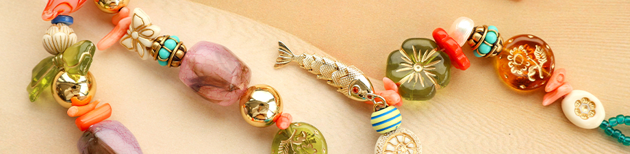 Nieuwe collectie acryl kralen met goudkleurige details Nieuwe collectie acryl kralen met goudkleurige details